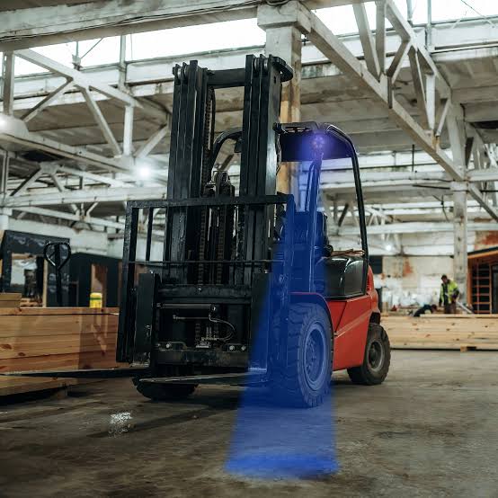 RoadLites Work light BLUE SPOT RAPTOR (focused light, 400 lm) LRD 3183 mounted on a forklift inside a warehouse