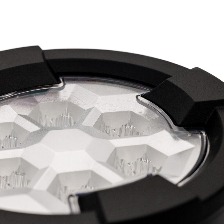 Work light RAPTOR (dispersed light, 1600 lm) LRD 3182 close-up of faceted clear lens and black protective edges