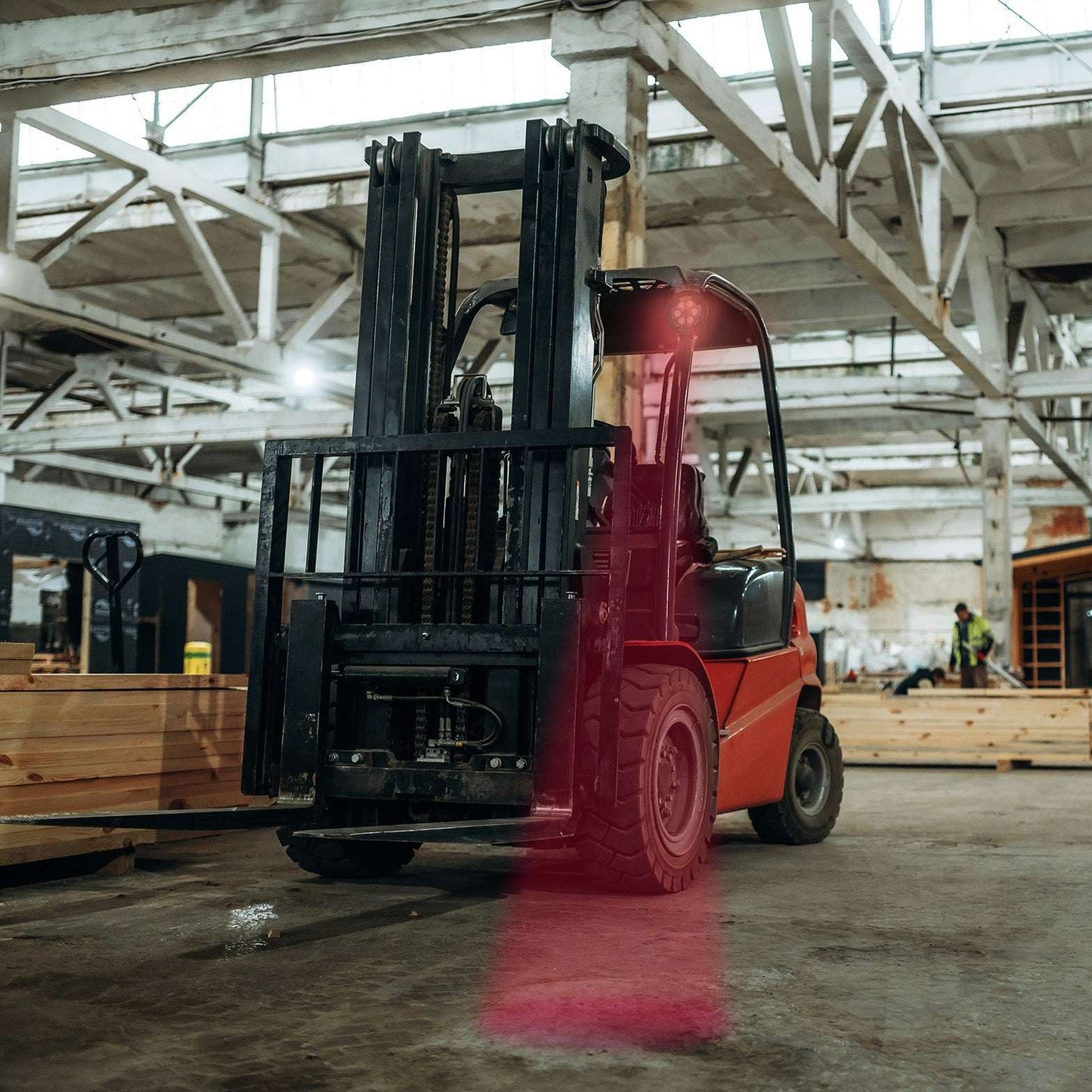 Work light RED SPOT RAPTOR (focused beam, 650 lm) LRD 3186 mounted on forklift emitting focused red beam on floor